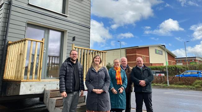 Cllr Dan Ledger, Jo Garfoot, Cllr Eleanor Rylance, Cllr Paul Arnott and Paul Lees stood by the modular house