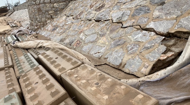 Exmouth seawall. 